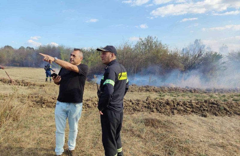 Υπό έλεγχο η φωτιά στο Δεμίρι - Στην κατάσβεση συνέδραμαν υδροφόρες και μηχανήματα του δήμου...