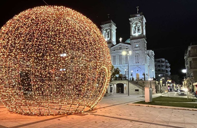 Η πόλη μας φοράει τα γιορτινά της για τα Χριστούγεννα!