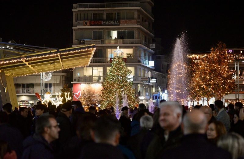 Ο Δήμος Τρίπολης φωταγώγησε το Χριστουγεννιάτικο Δέντρο στην πλατεία Πετρινού