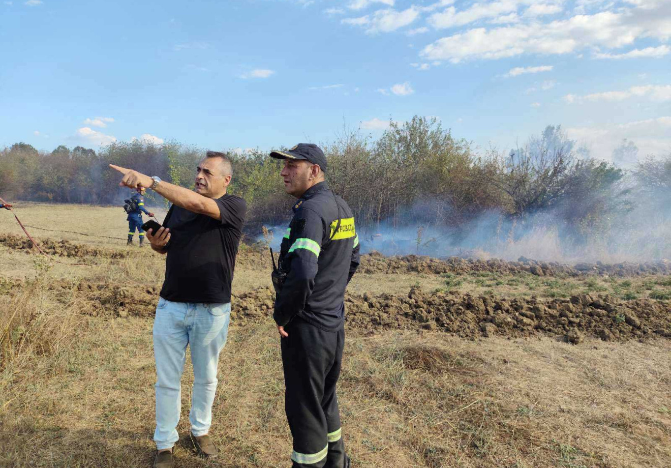 Υπό έλεγχο η φωτιά στο Δεμίρι - Στην κατάσβεση συνέδραμαν υδροφόρες και μηχανήματα του δήμου Τρίπολης - Στο σημείο της πυρκαγιάς ο Κώστας Τζιούμης